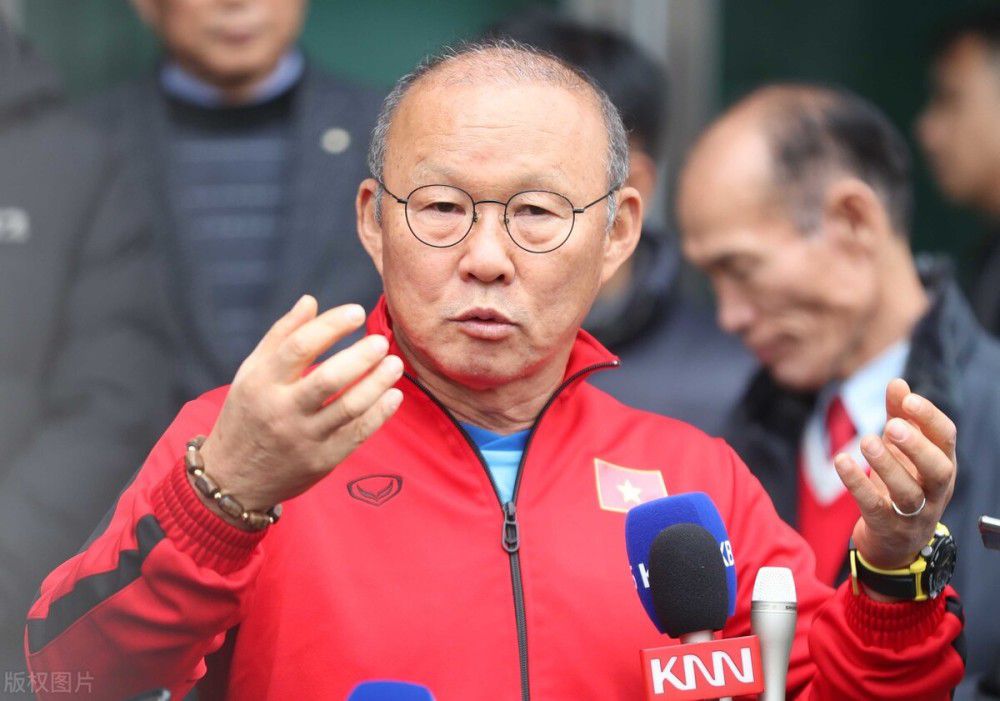 这种亲眼所见的美貌与气质，简直像是从画中走出的仙女一般，令他感到强烈的不真实感。
